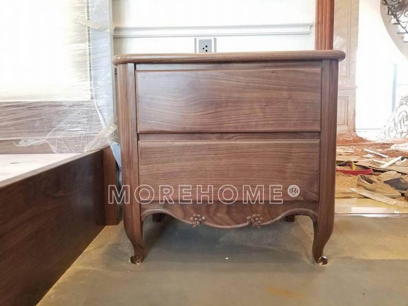 Lắp đặt sản xuất tap đầu giường gỗ óc chó mang lại vẻ đẹp sang trọng, cao cấp cho phòng ngủ.